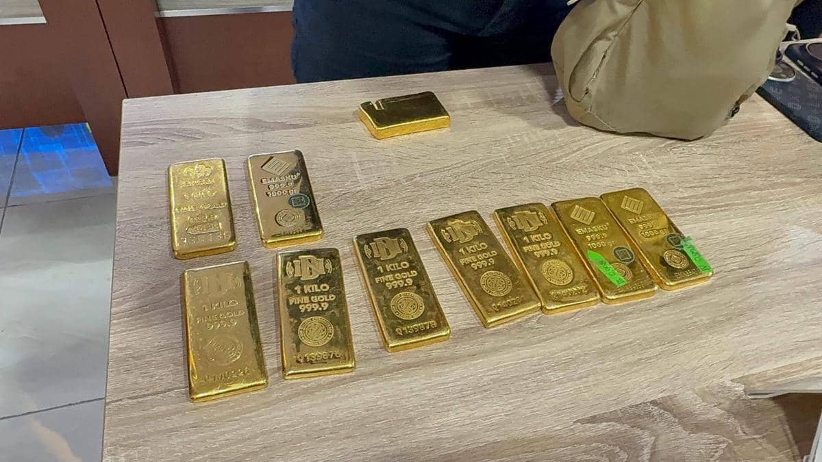 Batangan emas seberat 16 kilogram yang diselundupkan WNA China dari Bandara Sam Ratulangi Manado pada 5 September 2026.