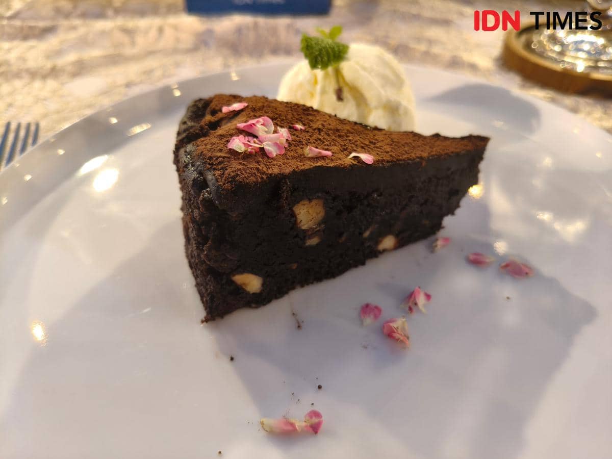 Brownie with Burdock and Rose by Novotel Bali