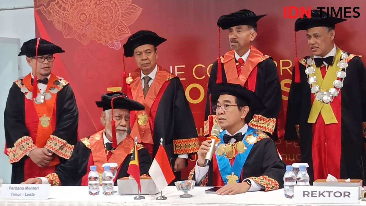 Rektor Unhas Prof Jamaluddin Jompa mendampingi Perdana Menteri Timor-Leste Xanana Gusmao dalam kunjungan di Makassar.