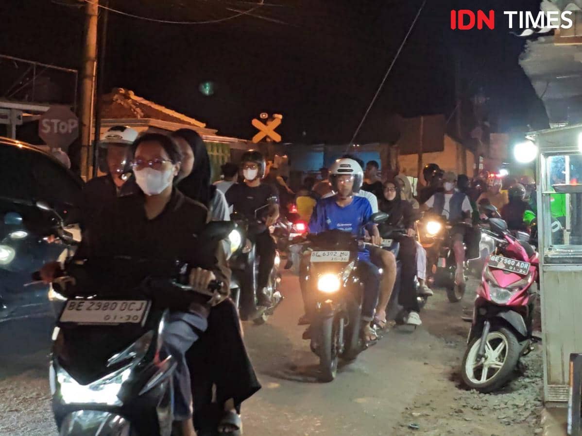 Debu Vulkanik GAK Selimuti Bandar Lampung, Warga Berburu Masker