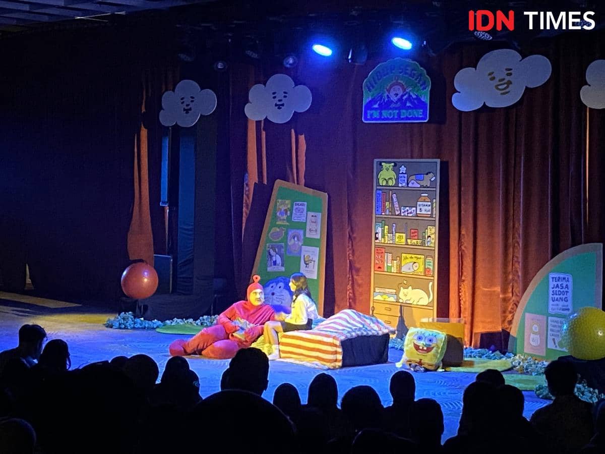 Judul pertunjukan musikal absurd “Hidup Segan But I’m Not Done” sebagai identitas acara seni pertunjukan.