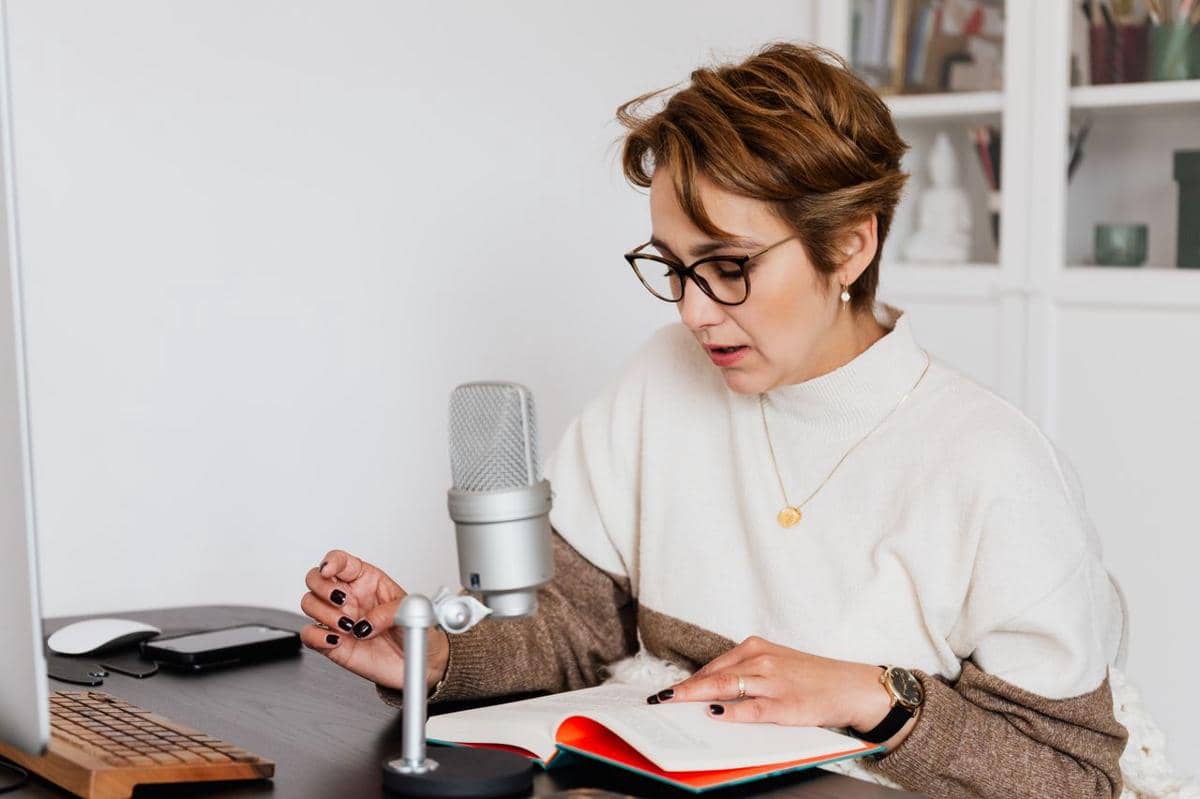 ilustrasi perempuan sedang mereview buku