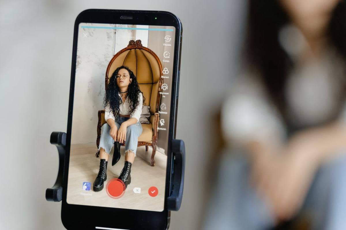 ilustrasi sedang membuat video untuk konten di media sosial