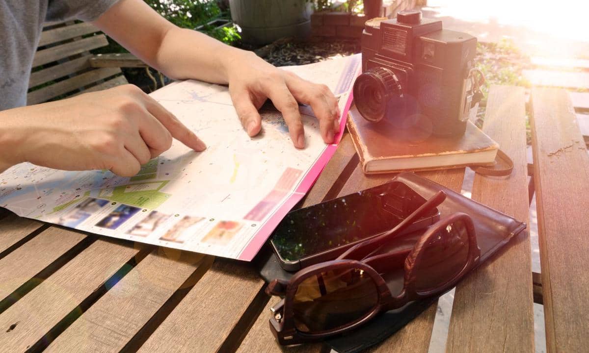 ilustrasi wisatawan sedang melihat itinerary