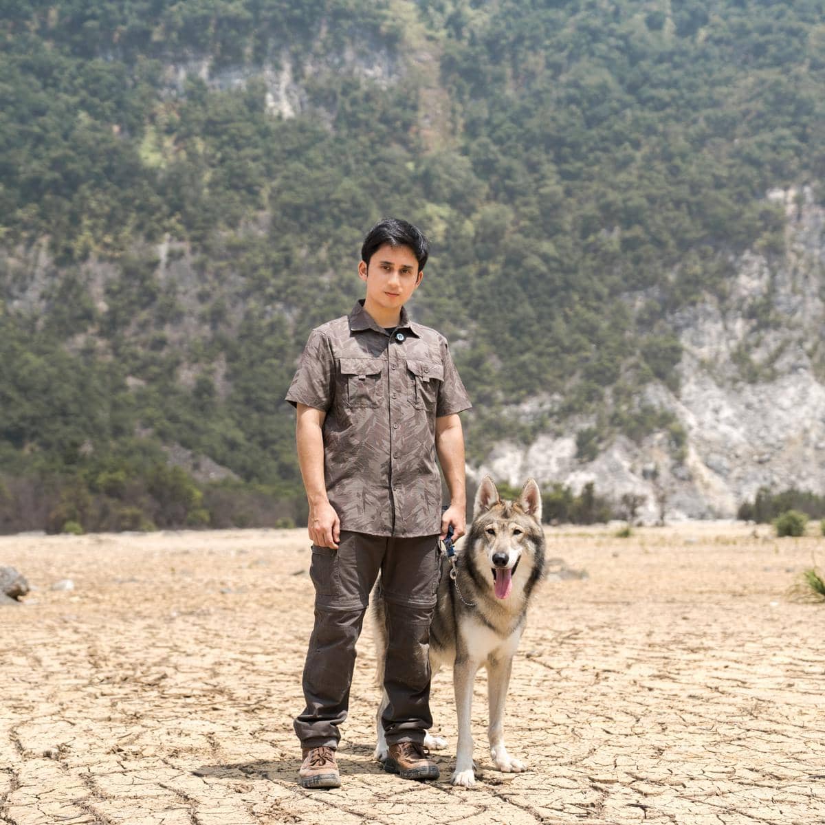Alshad Ahmad dan serigala miliknya trekking ke Gunung Tangkuban Perahu