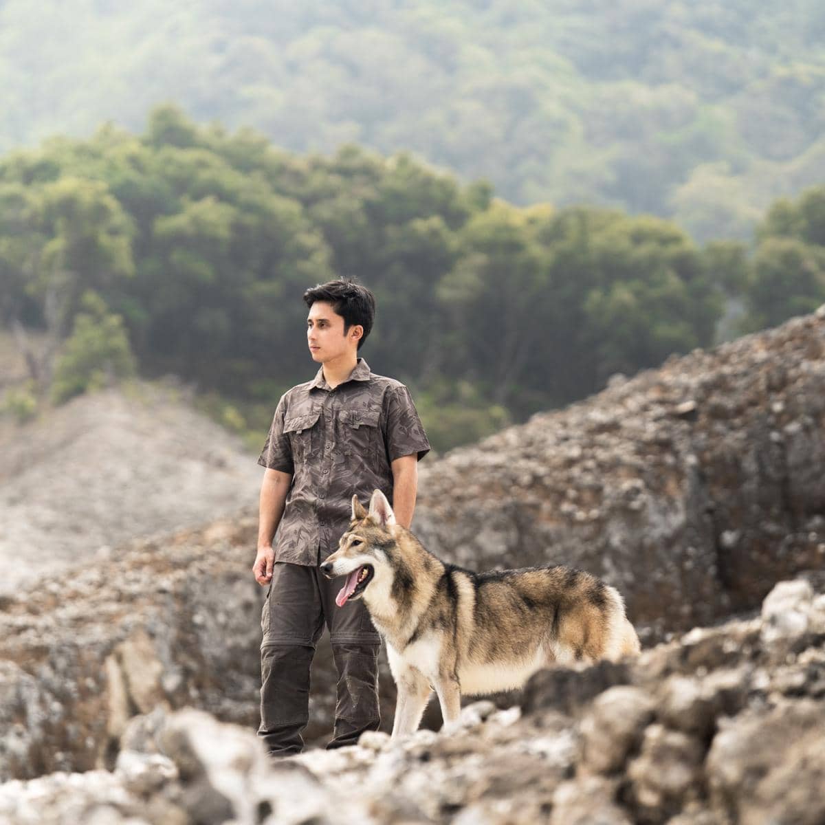 Alshad Ahmad dan serigala miliknya trekking ke Gunung Tangkuban Perahu