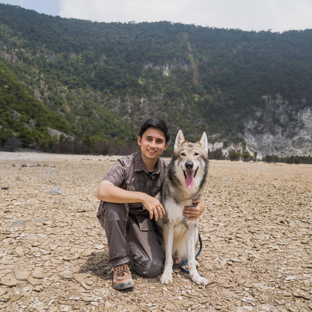 Alshad Ahmad dan serigala miliknya trekking ke Gunung Tangkuban Perahu