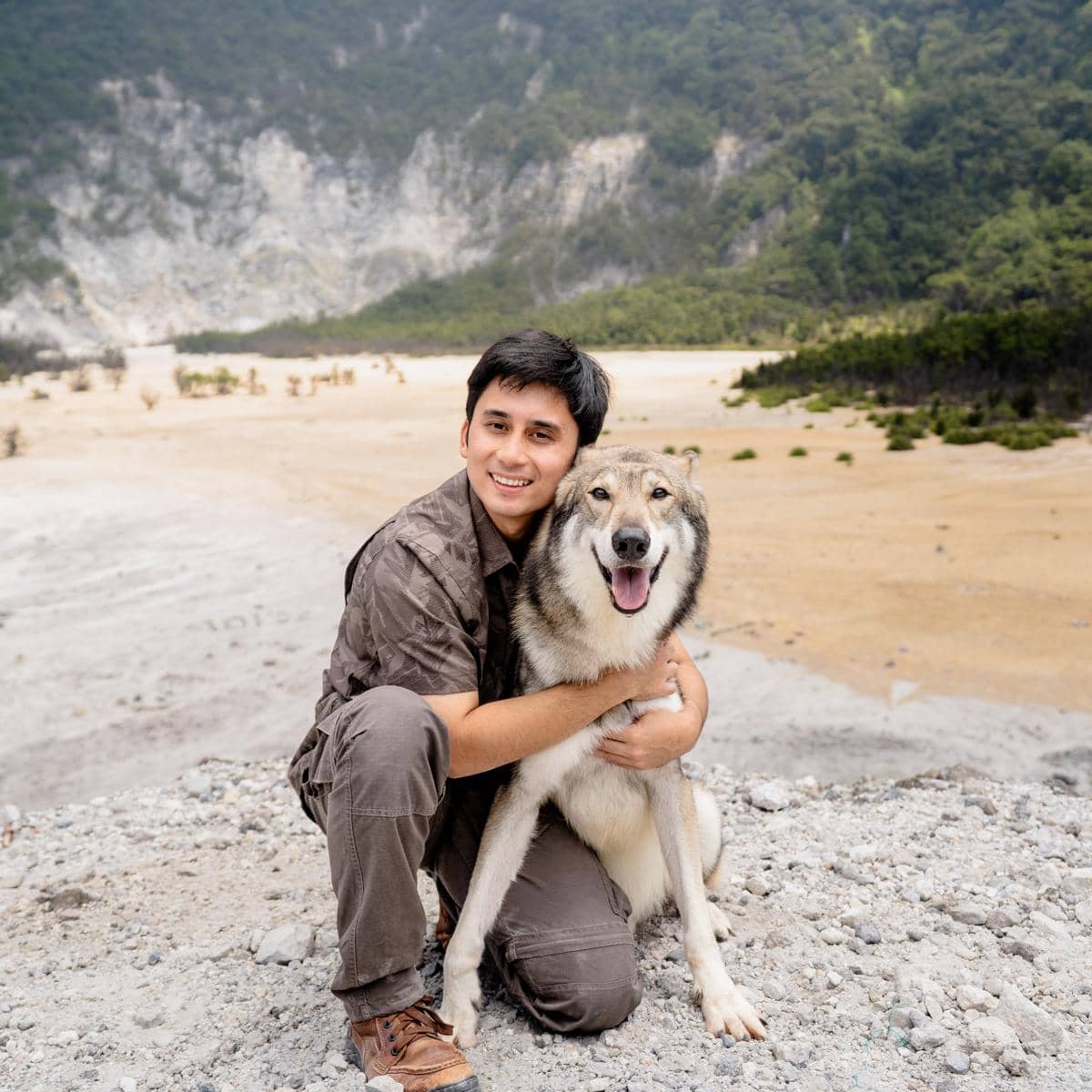 Alshad Ahmad dan serigala miliknya trekking ke Gunung Tangkuban Perahu
