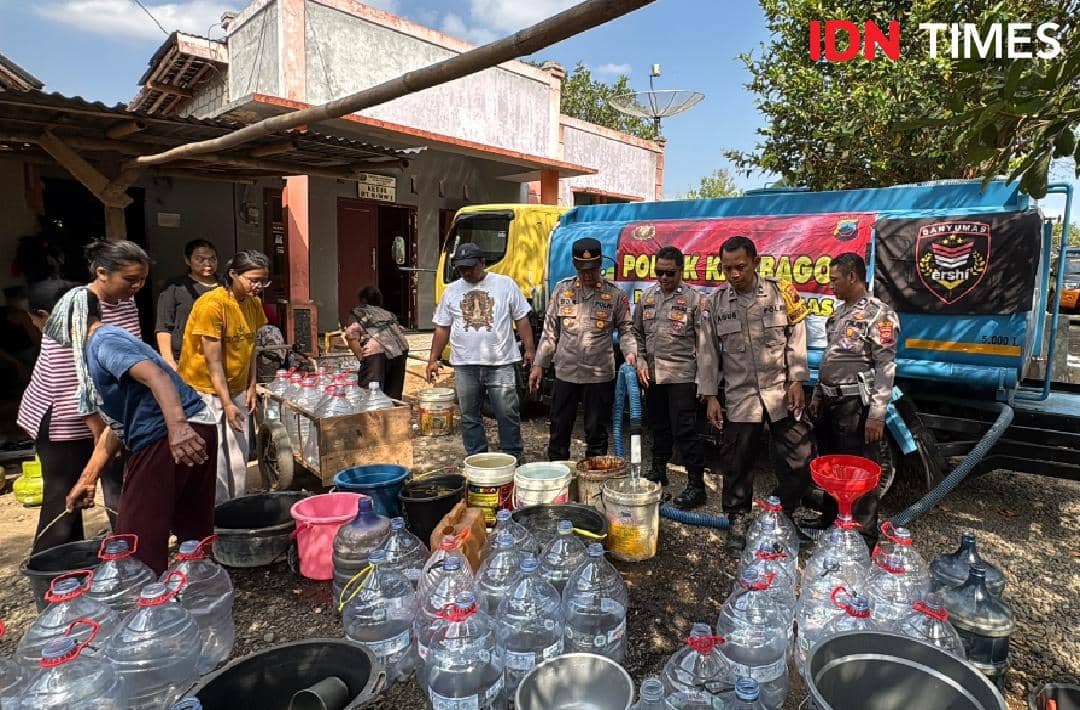 Musim Kering Banyumas, Polisi Kirim Air Bersih, Warga Bawa Galon Bekas