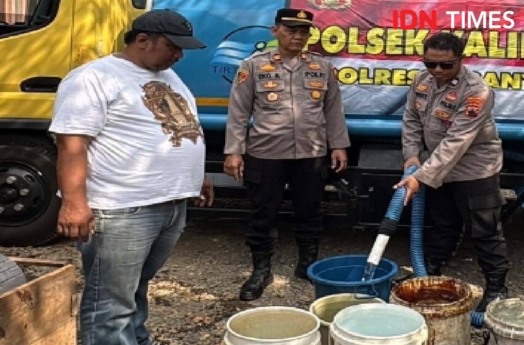 Aiptu Amin Khasbulloh, Ketua Ershi Community Banyumas, menyampaikan bantuan air bersih bagi warga yang membutuhkan.