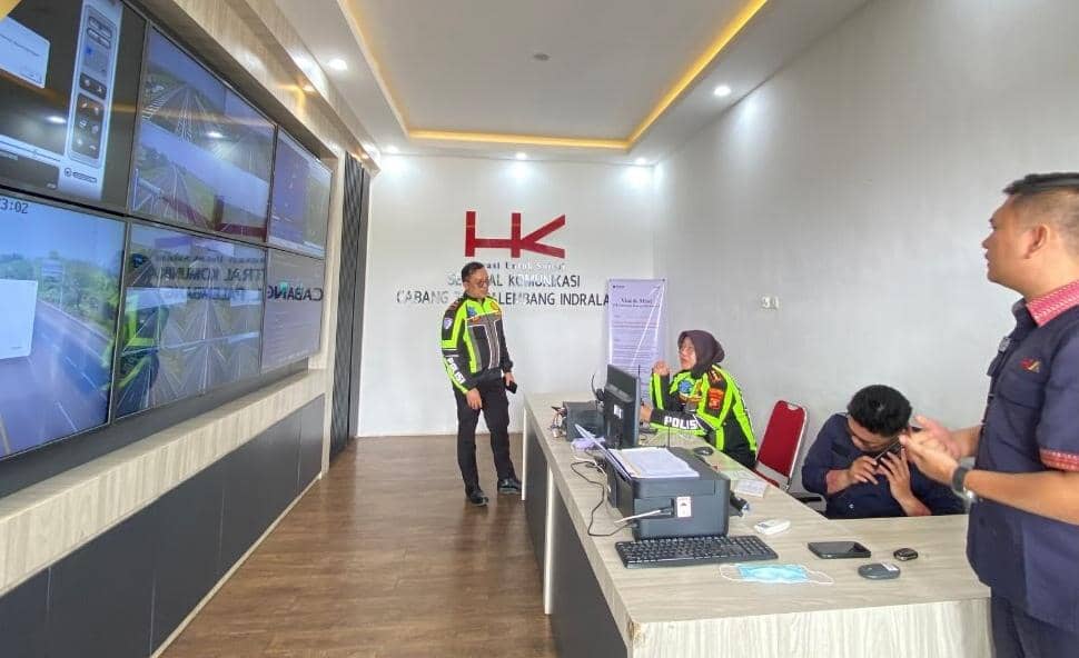 Kapolres Ogan Ilir AKBP Rizka Aprianti saat melakukan pengecekan CCTV di Kantor HK Pemulutan.