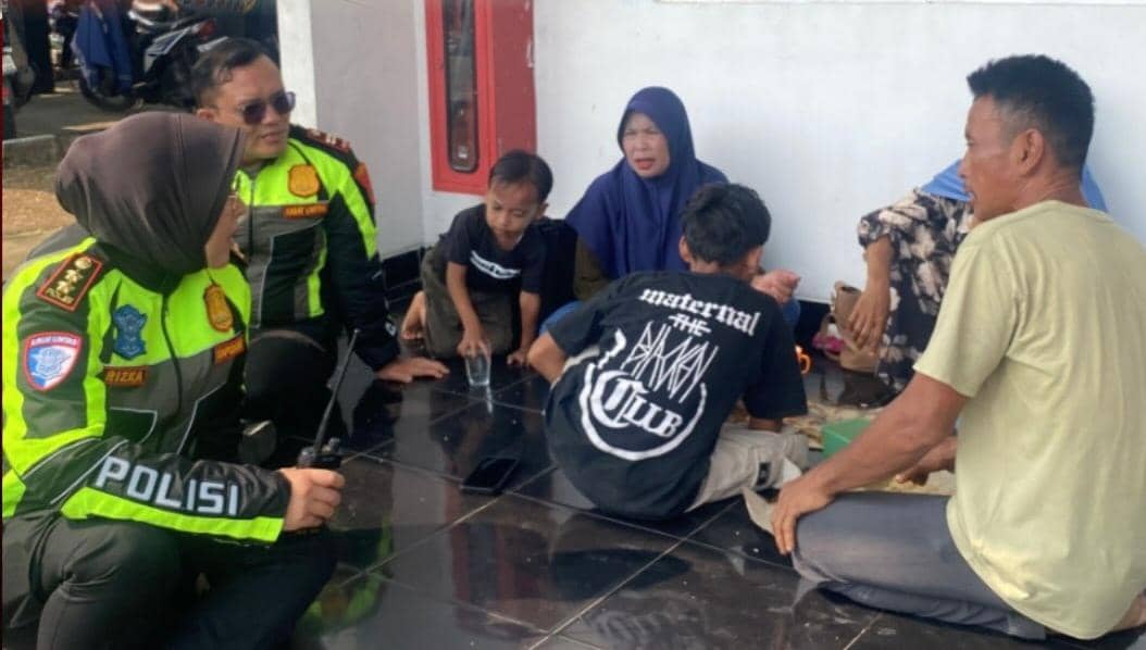 Kapolres Ogan Ilir AKBP Rizka Aprianti saat meninjau korban kecelakaan di Kantor HK Pemulutan.