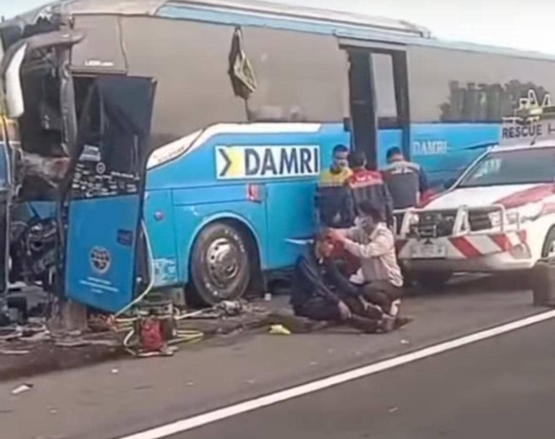 Penumpang Bus Damri yang terluka dalam kecelakaan beruntun di Tol Palindra.