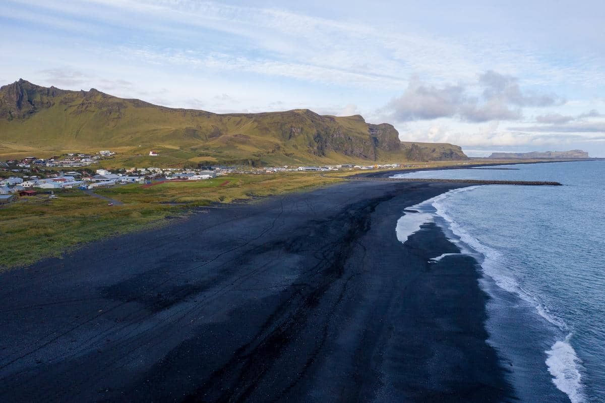 Pantai Reynisfjara yang terletak di Desa Vik i Myrdal.