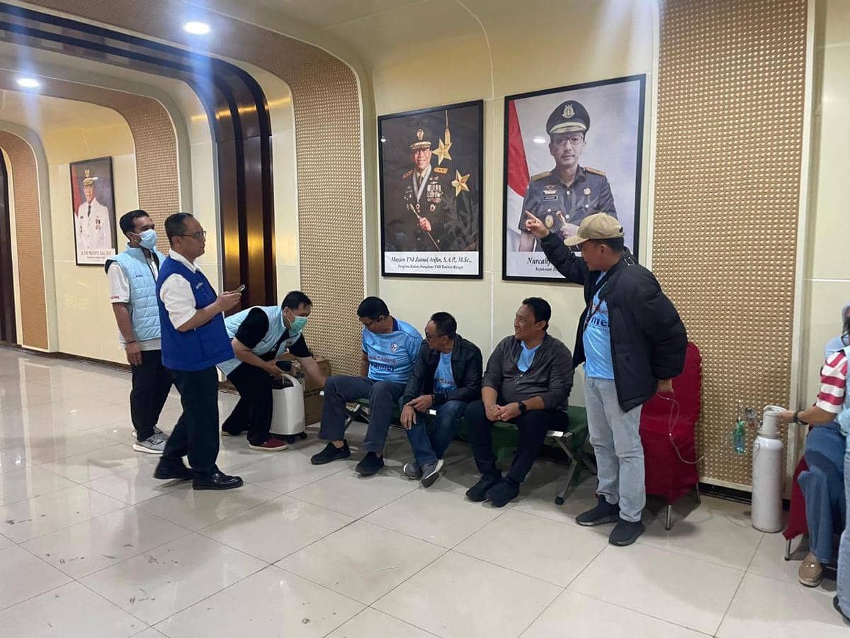 Petugas Pemprov Kalteng menyediakan Rumah Oksigen dan membagikan masker kepada masyarakat sebagai layanan kesehatan.
