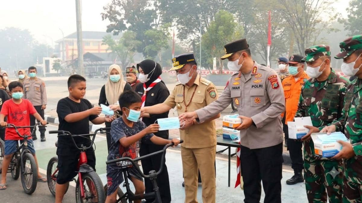 Gubernur Kalimantan Tengah menyalurkan air bersih kepada warga dalam kegiatan distribusi bantuan di wilayah setempat.