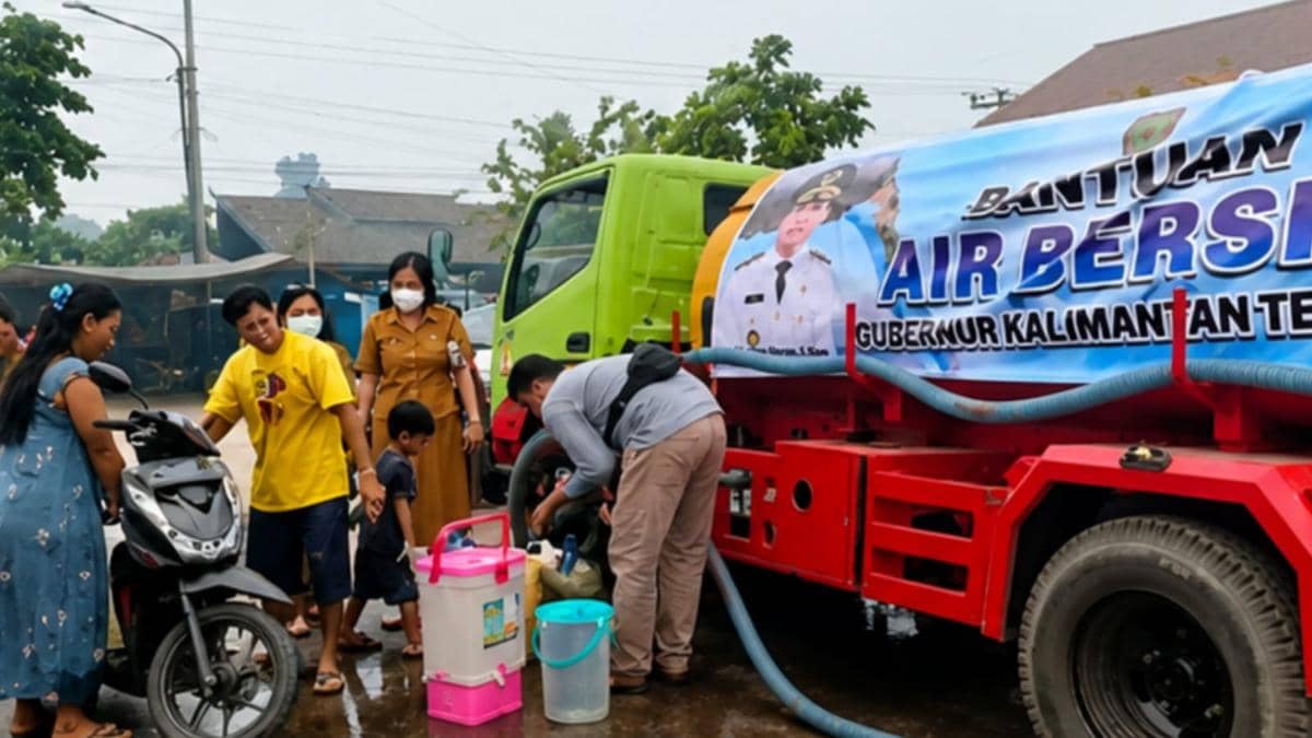 Gubernur Kalimantan Tengah mendistribusikan air bersih kepada warga dalam kegiatan pemerintah daerah.