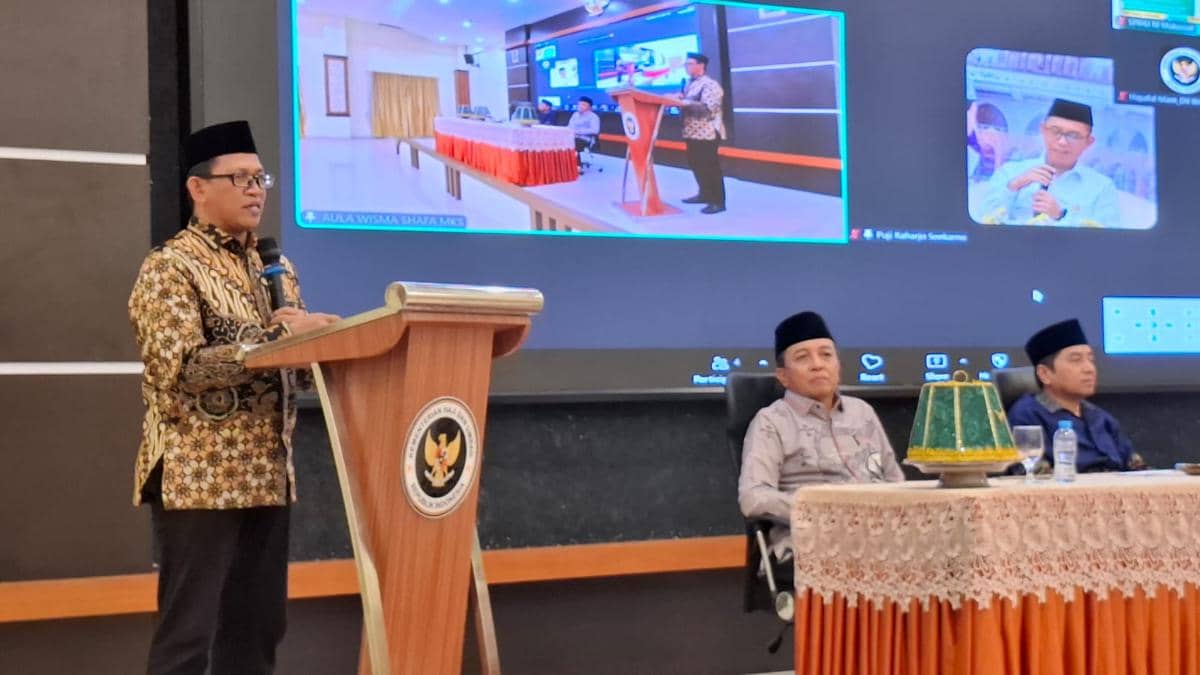 Kepala Kanwil Kementerian Haji dan Umrah Sulsel, Ikbal Ismail berbicara pada kegiatan sertifikasi calon pembimbing haji di Kota Makassar, Su