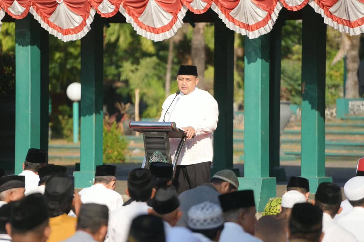 Wali Kota Makassar, Munafri Arifuddin, bersama jajaran Pemerintah Kota Makassar dan masyarakat melaksanakan Salat Istisqa di halaman Masjid