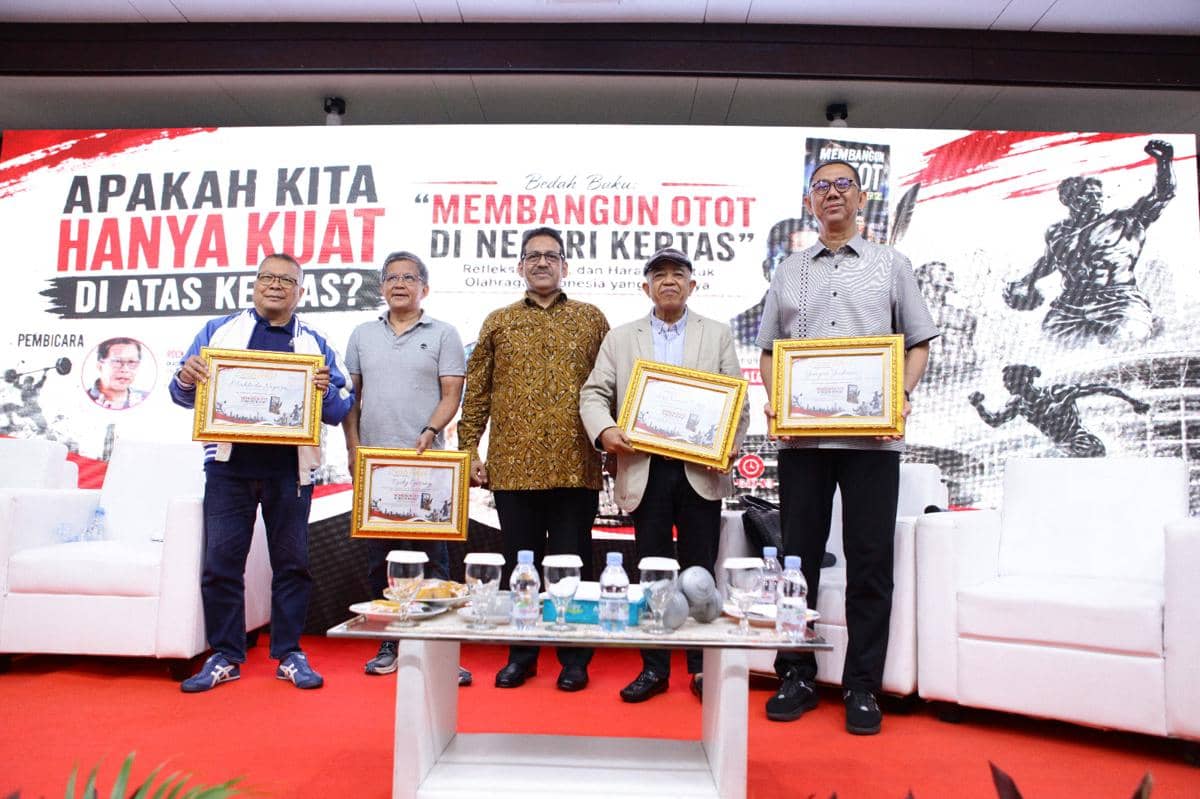 Sadik Algadri membedah buku Membangun Otot di Negeri Kertas dalam acara diskusi di hadapan peserta.