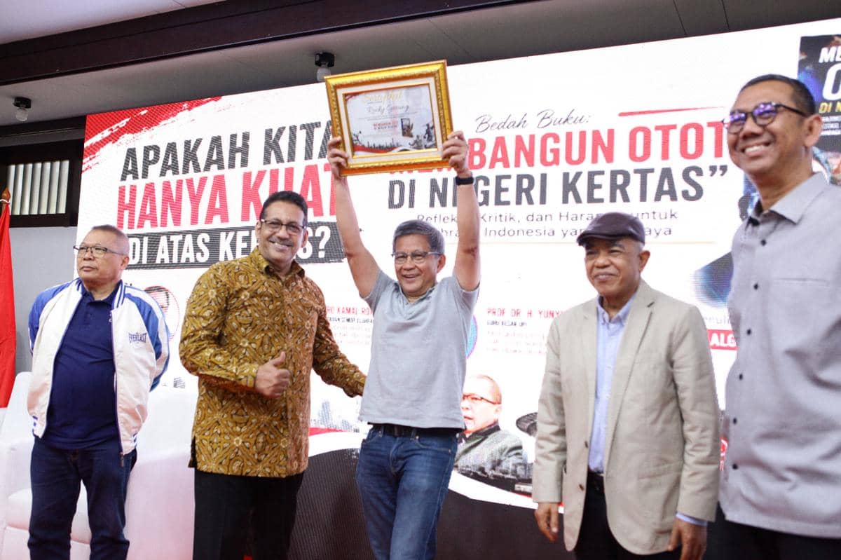 Sadik Algadri membedah buku Membangun Otot di Negeri Kertas dalam sebuah kegiatan yang didokumentasikan.