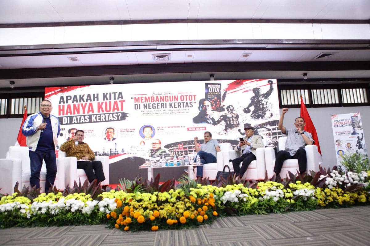 Sadik Algadri saat membedah buku “Membangun Otot di Negeri Kertas” dalam sebuah acara diskusi yang berlangsung.