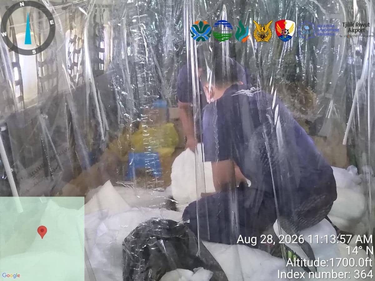 Awan gelap menyelimuti langit Kalimantan saat operasi modifikasi cuaca Kementerian Lingkungan Hidup menghasilkan hujan.