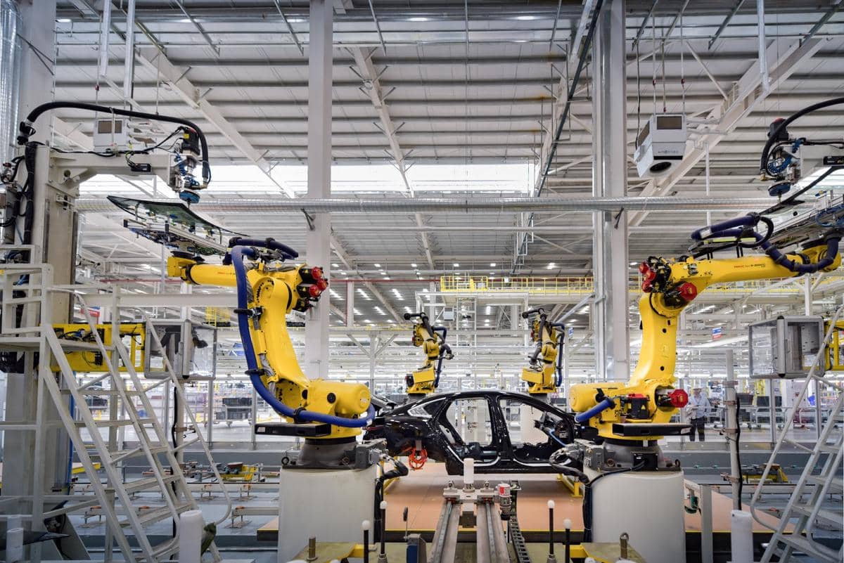 Area konstruksi pabrik BYD di Subang dengan struktur bangunan industri dan alat berat di tengah lahan terbuka.