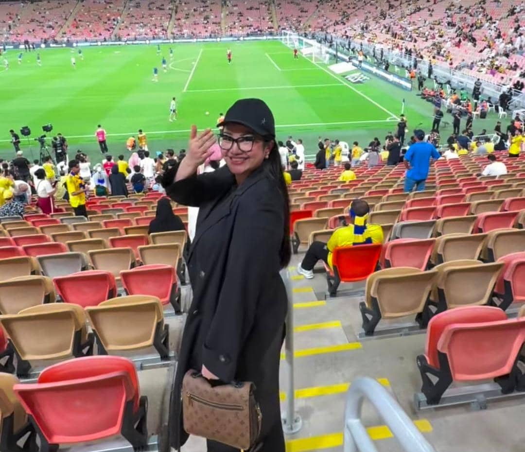 Fitri Carlina menyaksikan pertandingan Al-Nassr melawan Ittihad pada Saudi Pro League musim 2026/2027.