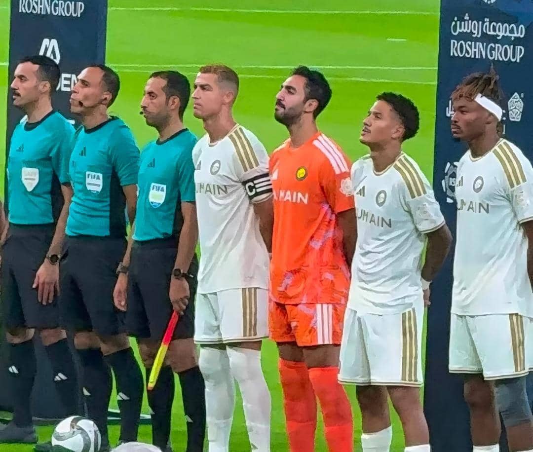 Fitri Carlina menyaksikan pertandingan Al-Nassr melawan Ittihad di tribun stadion Saudi Pro League musim 2026/2027.