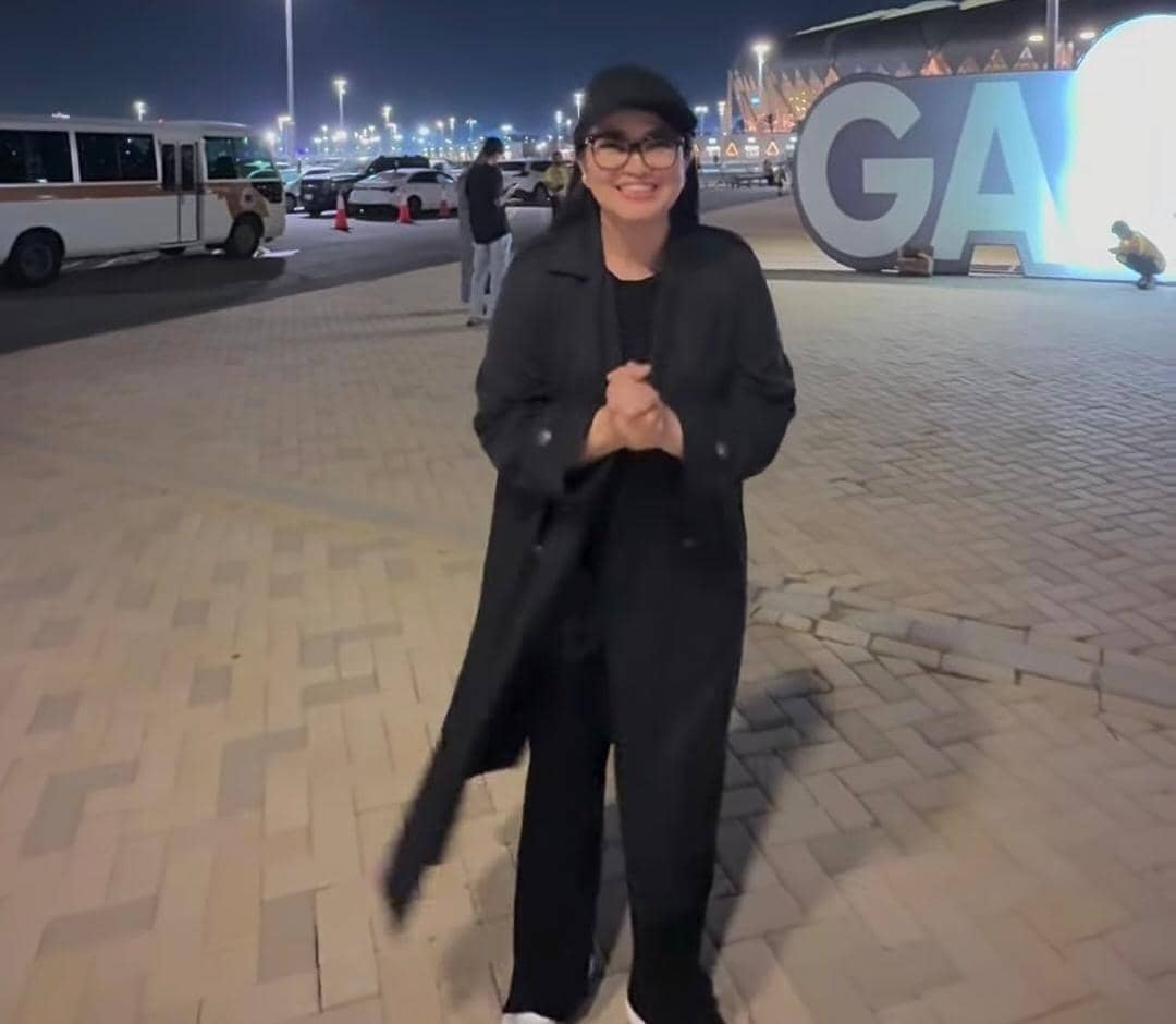 Fitri Carlina menyaksikan pertandingan Al-Nassr melawan Ittihad di stadion Saudi Pro League musim 2026/2027.