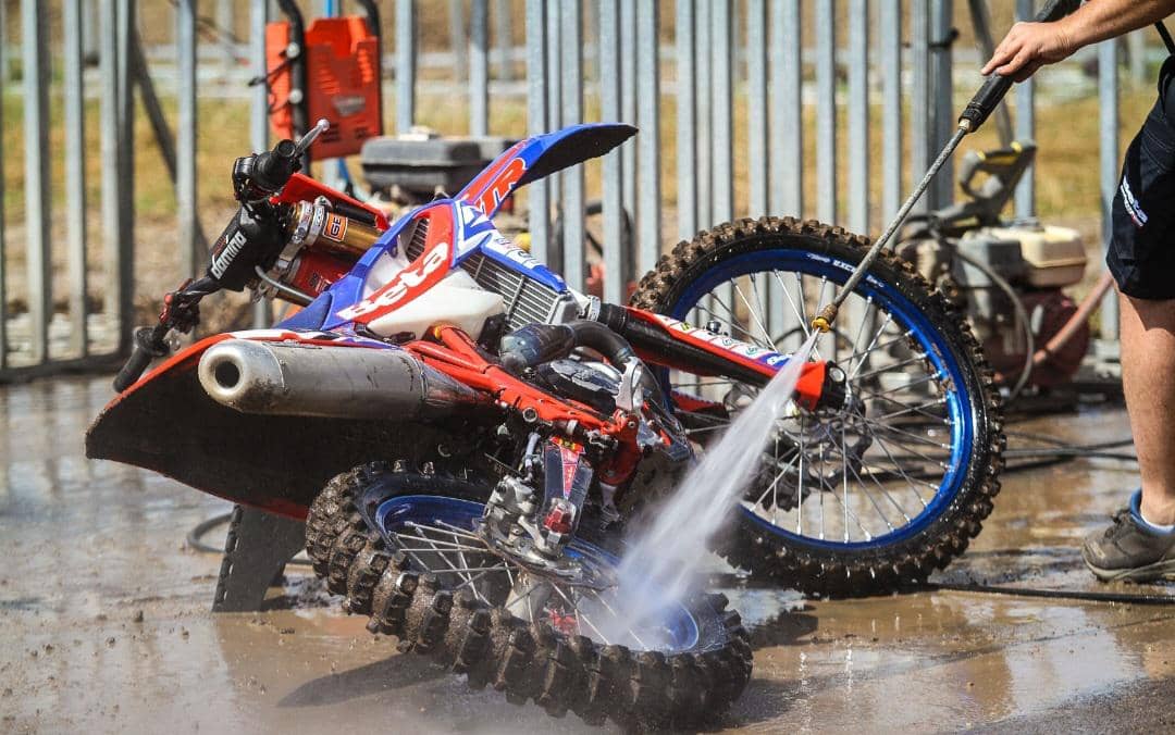 Motor Kesayangan Kena Abu Vulkanik? Jangan Langsung Dicuci