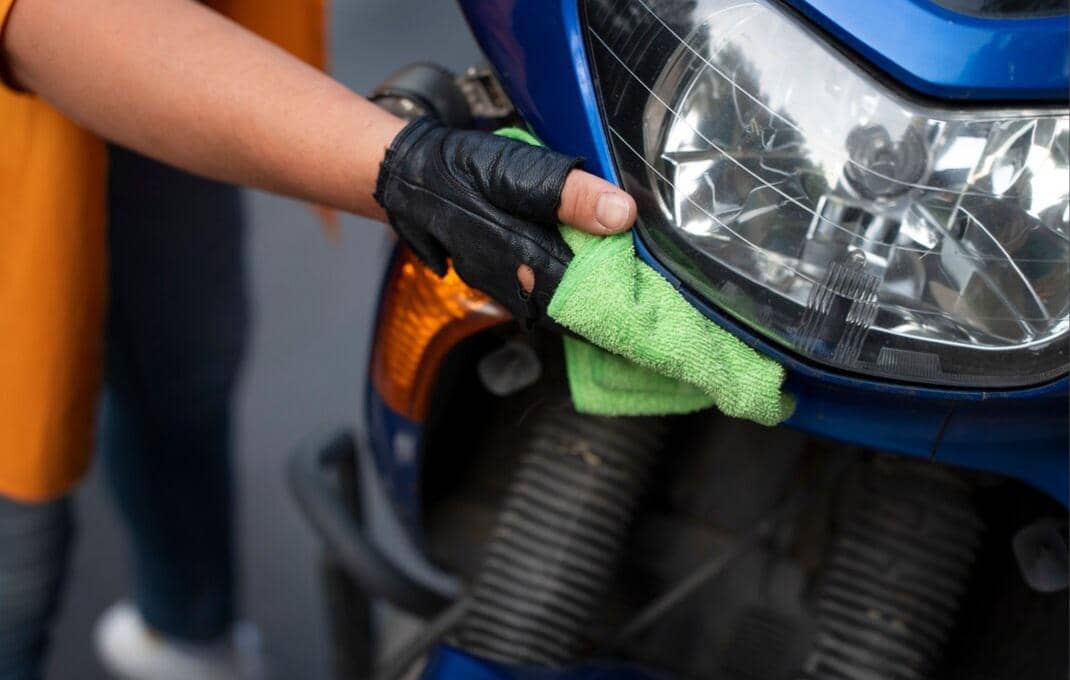membersihkan motor dengan kain mikrofiber kering