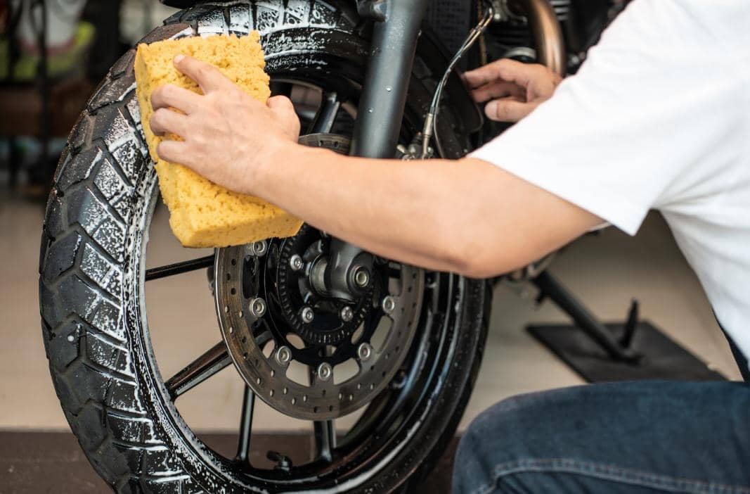 mencuci motor dengan spons lembut