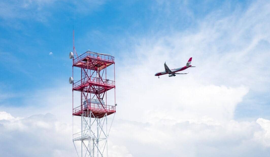 pesawat dan menara pengawas (magnific.com/wirestock)