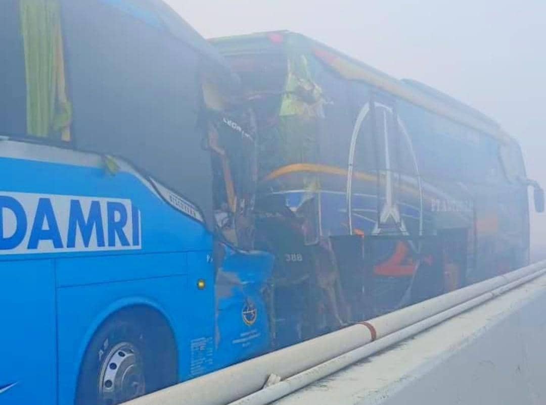 Kondisi Bus DAMRI yang ringsek akibat menabrak Bus ALS di Tol Palindra. 