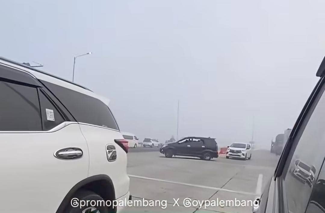 Beberapa kendaraan putar balik saat tib di gerbang Tol Palembang yang diselimuti kabut asap pada Minggu (6/9/2026). 