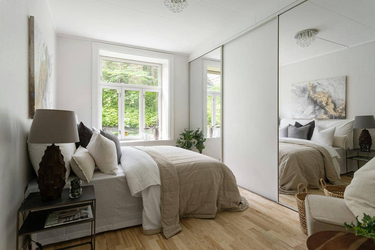 https://unsplash.com/id/foto/kamar-tidur-dengan-tempat-tidur-dan-cermin-HTRhLHMZ_Ec