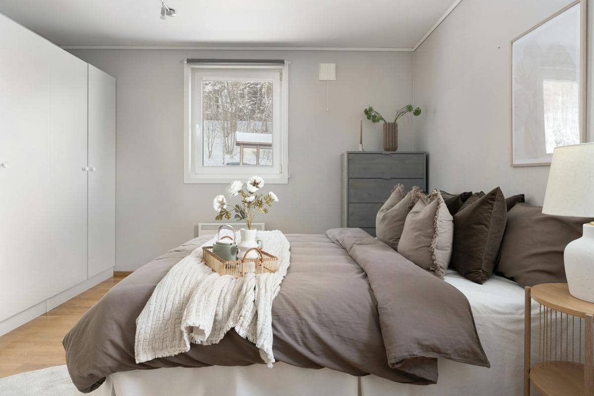 https://unsplash.com/id/foto/kamar-tidur-dengan-tempat-tidur-dan-meja-dengan-bunga-di-atasnya-S3SWb0Zio1w