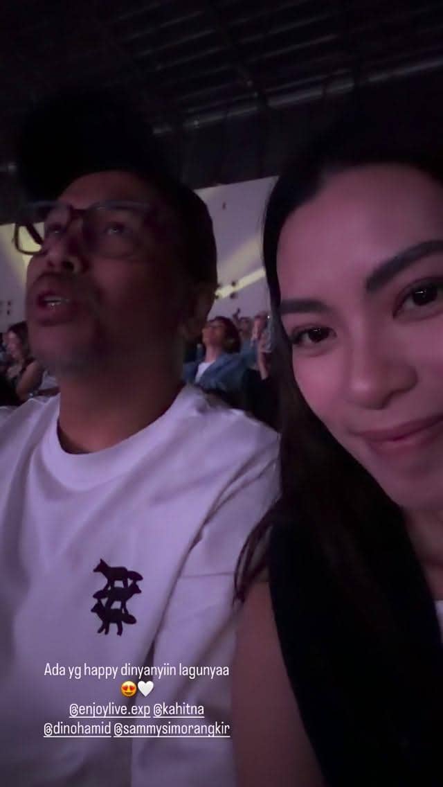Seorang artis menghadiri konser perayaan 40 tahun Kahitna dalam unggahan akun Instagram @viv_viviane.