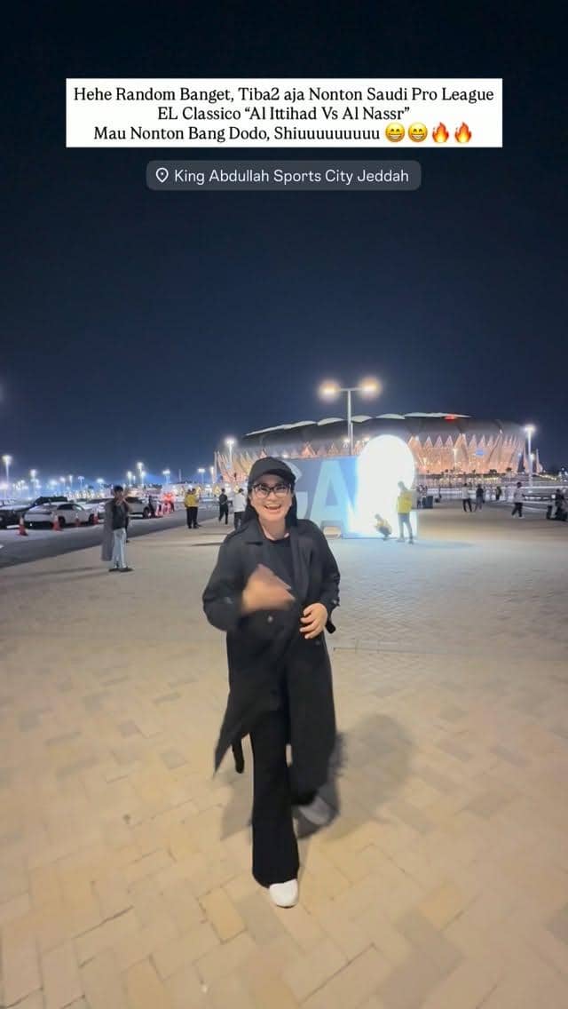 Fitri Carlina berpose di tribun stadion saat menyaksikan Cristiano Ronaldo bertanding di Liga Arab Saudi.