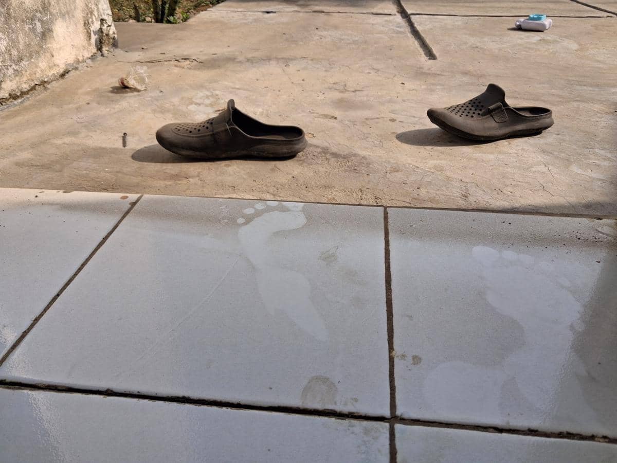 Debu vulkanik Gunung Krakatau menyelimuti atap rumah dan jalan di Perumahan Cibungbang, Kabupaten Bogor, Jawa Barat.