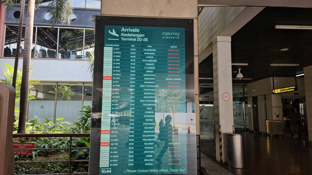 Penumpang berada di area Bandara Soekarno-Hatta setelah penutupan akibat dampak abu vulkanik Gunung Anak Krakatau.