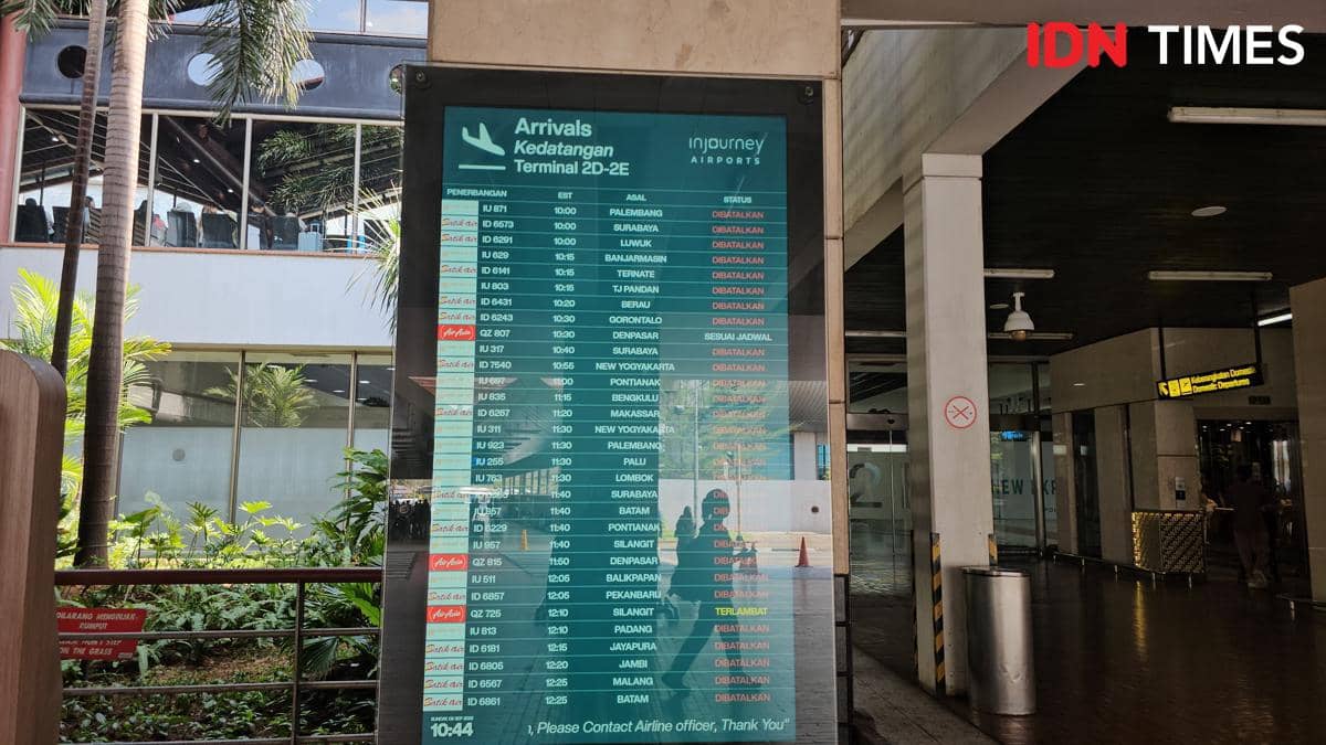 Penumpang berada di area Bandara Soekarno-Hatta setelah penutupan akibat dampak abu vulkanik Gunung Anak Krakatau.