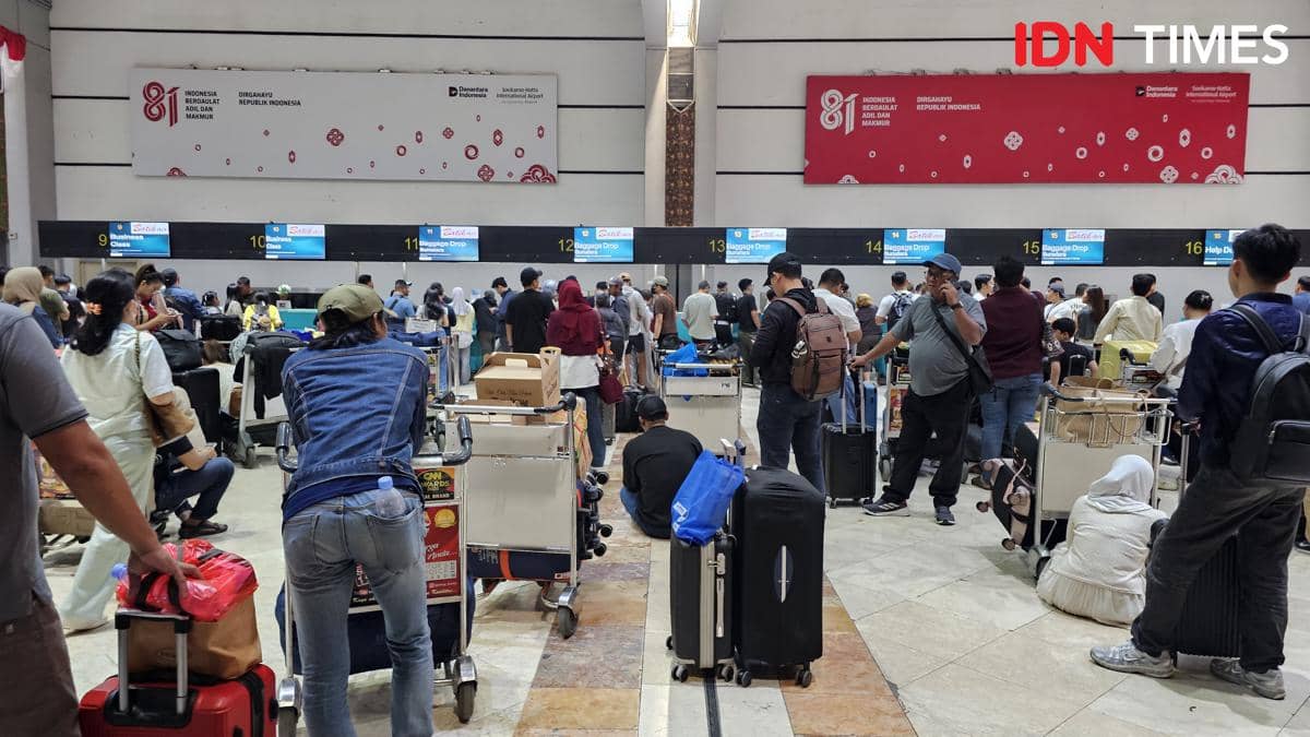 Penumpang berada di area Bandara Soekarno-Hatta setelah bandara ditutup akibat dampak abu vulkanik Gunung Anak Krakatau.