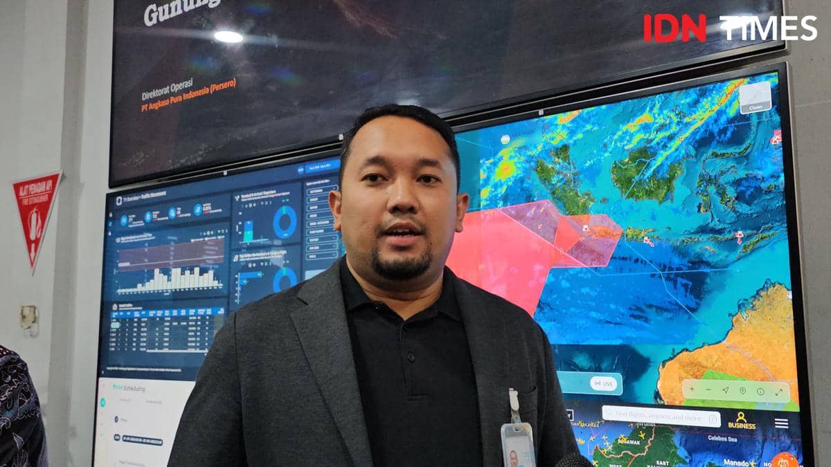 Aziz Fahmi Harahap, Kepala Divisi Komunikasi Cabang Injourney Airports Bandara Soekarno-Hatta, berpose untuk foto.