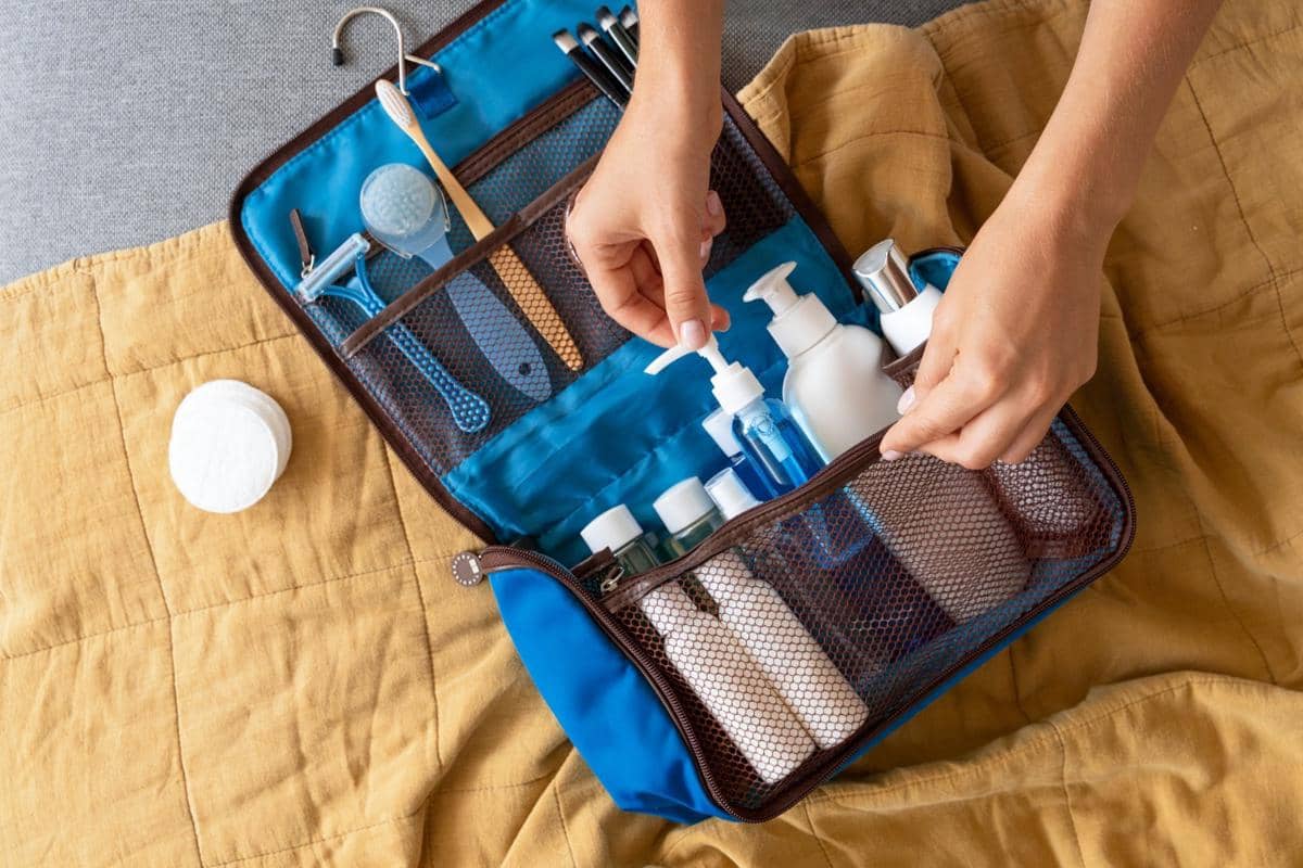 ilustrasi alat mandi travel size