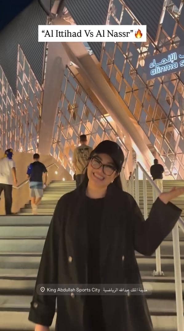 Fitri Carlina berpose di tribun stadion saat menyaksikan pertandingan Liga Arab Saudi yang diikuti Cristiano Ronaldo.