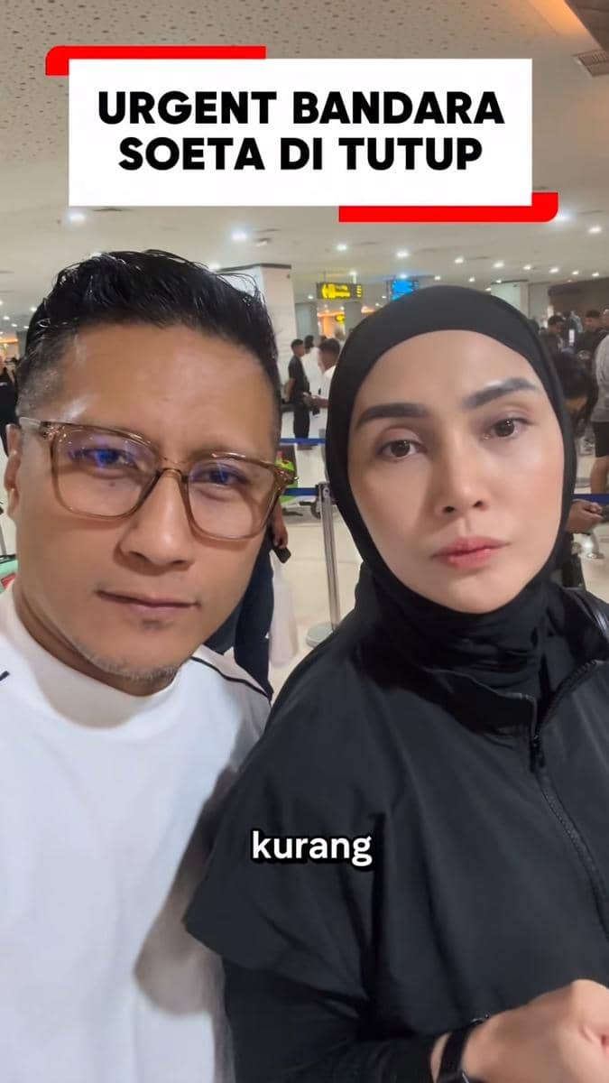 Artis Arie K Untung berada di bandara setelah penerbangan terdampak penutupan bandara akibat erupsi Gunung Anak Krakatau.