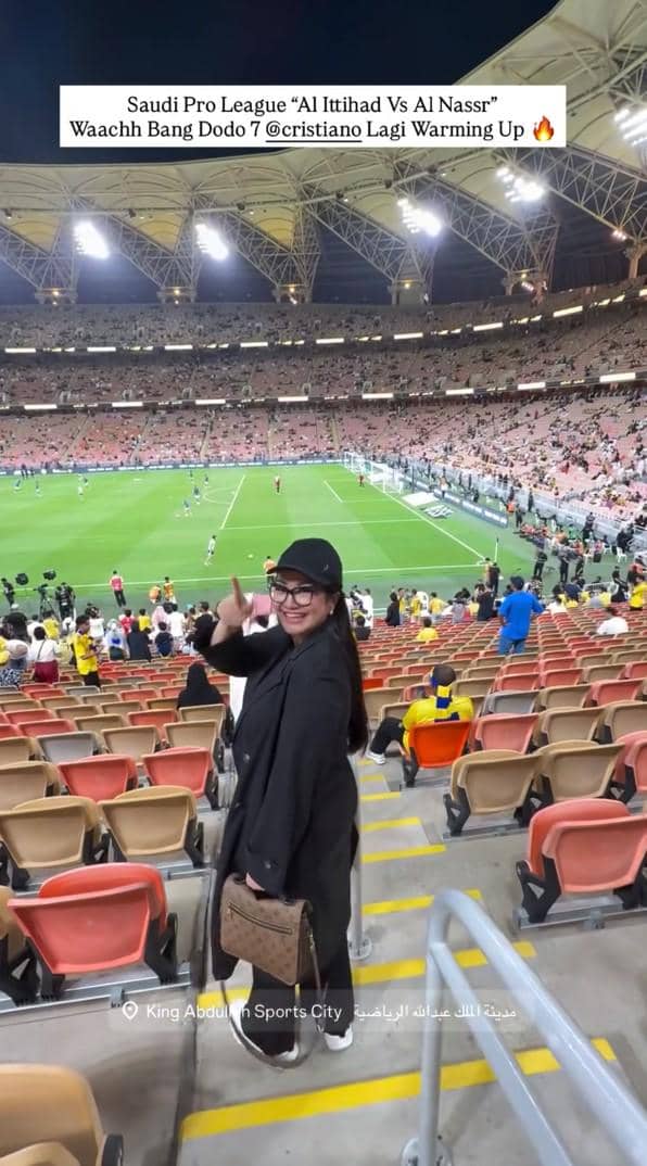 Fitri Carlina berpose di area stadion saat menyaksikan pertandingan Cristiano Ronaldo di Liga Arab Saudi.